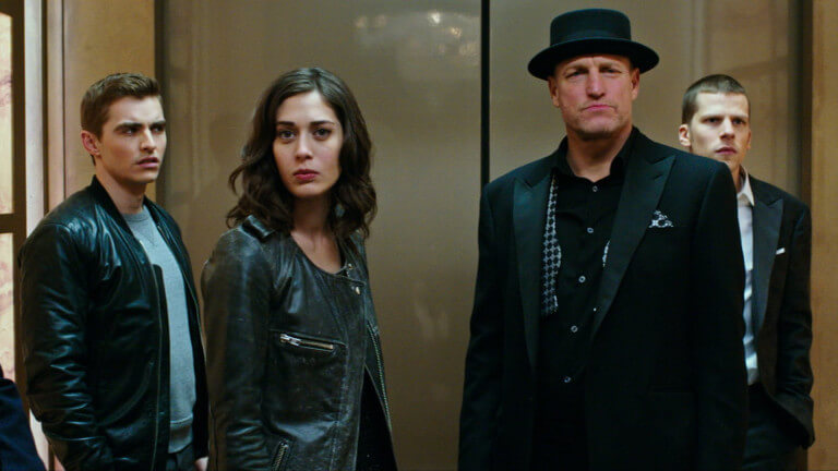 Empat karakter utama di Now You See Me 2 sedang berdiri di depan sebuah elevator